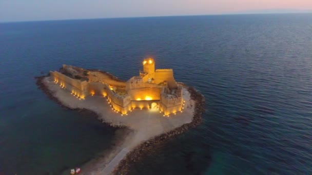 Aragonská pevnost, turistický aragonský hrad "Le Castella". Noční krajina regionu Kalábrie, jižní Itálie — Stock video