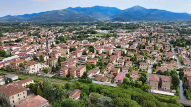 İtalya 'nın Toskana kentindeki Lucca Ortaçağ kasabasının inanılmaz hava manzarası