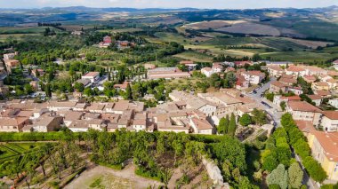 İtalya, Toskana 'daki San Quirico ortaçağ kasabasının inanılmaz hava manzarası