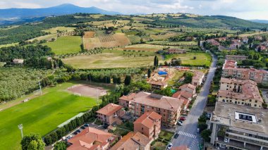 İtalya, Toskana 'daki San Quirico ortaçağ kasabasının inanılmaz hava manzarası