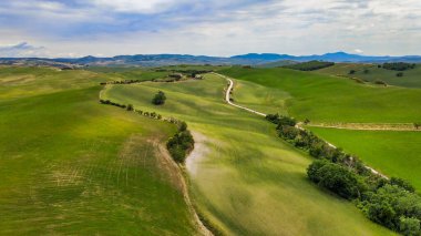 İlkbahar mevsiminde güzel Toskana Tepeleri 'nin muhteşem hava manzarası, İtalya.
