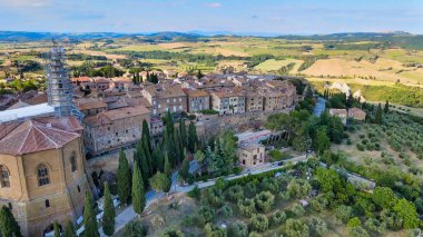 Pienza, Toskana. Ünlü ortaçağ kasabasının günbatımında hava manzarası.