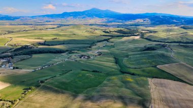 Pienza, Toskana. Ünlü ortaçağ kasabasının günbatımında hava manzarası.