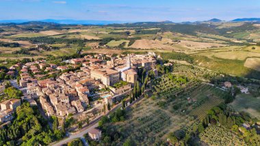 Pienza, Toskana. Ünlü ortaçağ kasabasının günbatımında hava manzarası.