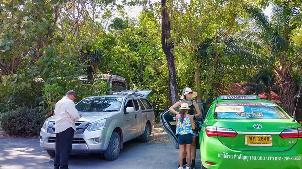 Bangkok Tailandia Diciembre 2019 Turistas Aparcamiento Para Visita Wat Samphran — Foto de Stock