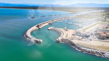 Marina di Pisa sahil şeridi, Toskana 'nın inanılmaz hava manzarası. İtalyan kıyıları havadan