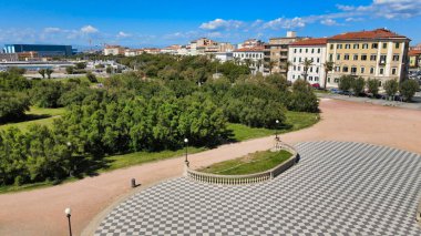Leghorn, Toskana 'daki Mascagni Meydanı' nın muhteşem hava manzarası. İHA 'dan İtalyan sahilleri