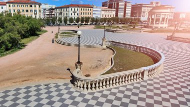 Leghorn, Toskana 'daki Mascagni Meydanı' nın muhteşem hava manzarası. İHA 'dan İtalyan sahilleri