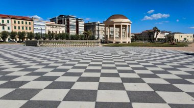 Leghorn, Toskana 'daki Mascagni Meydanı' nın muhteşem hava manzarası. İHA 'dan İtalyan sahilleri