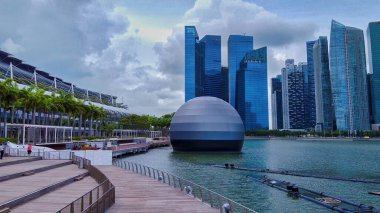 SINGAPORE - 2 HAZİRAN 2020: Gökdelenli Marina körfezi bölgesinin havadan görüntüsü.