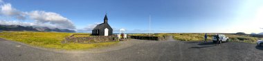 BUDIR, ICELAND - 9 AĞUSTOS 2019: Budakirkja, Budir, Snaefellsnes yarımadası siyah kilisesi. Yaz mevsiminde panoramik manzara.