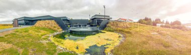 REYKHOLT, ICELAND - 10 AĞUSTOS 2019: Kaynar suyla Krauma jeotermal havuzlarının dış görünümü.