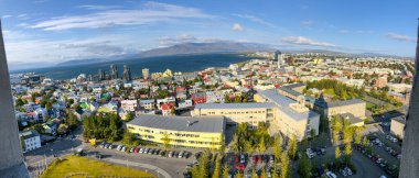 REYKJAVIK, ICELAND - 10 AĞUSTOS 2019: Yaz mevsiminde şehrin inanılmaz panoramik hava manzarası.