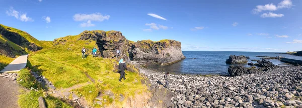 Arnarstapi Iceland 8月9 2019 観光客は夏の季節にSnaefellsnes海岸線を訪問します — ストック写真
