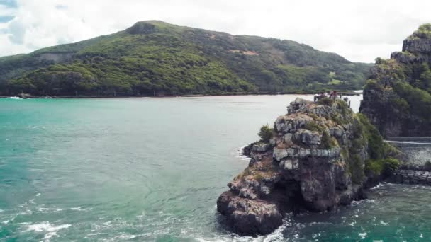 Titik persinggahan mobil yang populer Kapten Matthew Flinders Monumen di Mauritius, pandangan drone — Stok Video