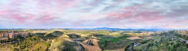 Pienza, Toskana. Ünlü ortaçağ kasabasının günbatımında hava manzarası.