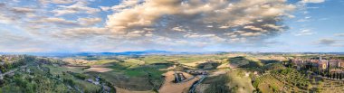 Pienza, Toskana. Ünlü ortaçağ kasabasının günbatımında hava manzarası.