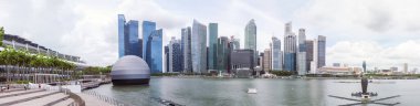 SINGAPORE - 2ND, 2020: Marina Körfezi ve şehir siluetinin muhteşem panoramik hava manzarası.