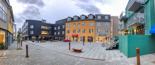 Reykjavik Iceland 2019年8月11日 夏季日落时城市街道上的游客 — 图库照片