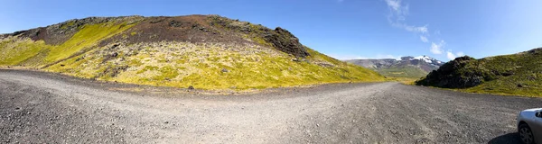 Припаркованный Автомобиль Внутри Удивительного Кратера Исландии Панорамный Вид Летний Сезон — стоковое фото