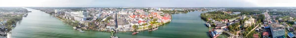 Maeklong Thailand Berühmter Eisenbahnmarkt Und Stadtsilhouette Vom Stadtfluss Aus Panorama — Stockfoto