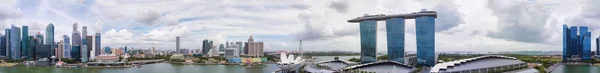新加坡的天际线海里纳湾地区高耸的摩天大楼让人叹为观止 — 图库照片