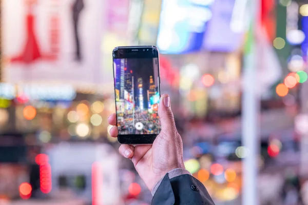 Tenere Mano Uno Smartphone Notte Times Square Facendo Foto Panoramiche — Foto Stock