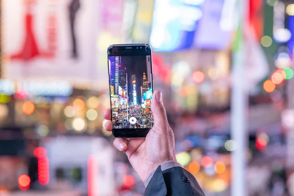 New York City Dicembre 2018 Tenere Mano Uno Smartphone Notte — Foto Stock