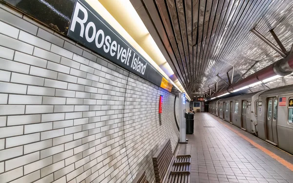 Nueva York City Diciembre 2018 Roosevelt Island Subway Station Interior —  Fotos de Stock