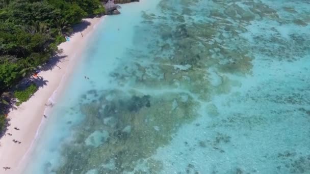 Anse Source Argent op de Seychellen — Stockvideo