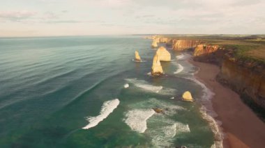 Victoria, Avustralya 'daki Büyük Okyanus Yolu boyunca 12 Havari. Port Campbell Ulusal Parkı güzel bir gündoğumu, hava manzarası. Yavaş çekim