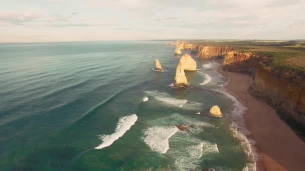 Дванадцять апостолів проходять Великим океанським шляхом у Вікторії, Австралія. Національний парк Порт-Кемпбелл на прекрасному сході сонця, вигляд з повітря. Повільний рух — стокове відео
