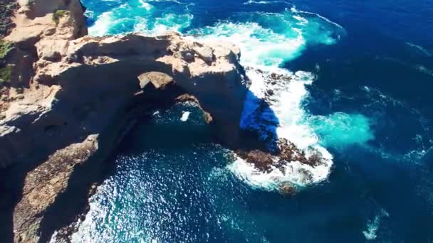 拱门，澳大利亚大洋路坎贝尔港国家公园海面上的天然岩石。慢动作 — 图库视频影像