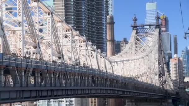 Letecký pohled na most Queensboro a panorama Manhattanu, New York City — Stock video