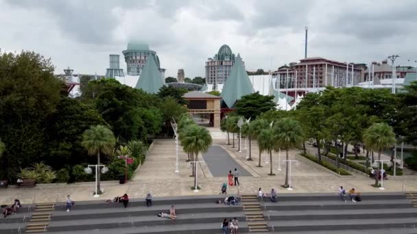 Вид с воздуха на район курортов острова Сентоса и побережье Сингапура. Медленное движение — стоковое видео