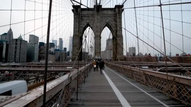 NEW YORK CITY, USA - 5. prosince 2018: Autoprovoz a turisté při západu slunce nad Brooklynským mostem — Stock video