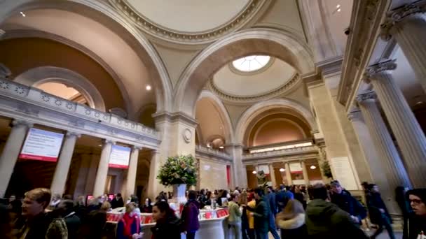 NEW YORK CITY, USA - GRUDZIEŃ 7, 2018: Goście wewnątrz Metropolitan Museum w Nowym Jorku — Wideo stockowe