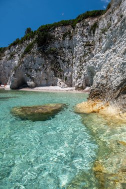 İtalya 'nın Elba Adası' ndaki kristal berrak sularda inanılmaz kayalar. Padulella Sahili.