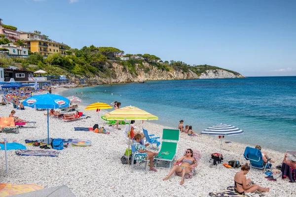 Портоферрайо Італія Через 2020 Року Туристи Насолоджуються Пляжем Padulella Сонячний — стокове фото