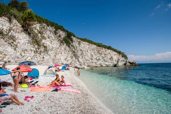 2020 Italy June 2020 관광객들 이판델라 해변을 즐긴다 — 스톡 사진