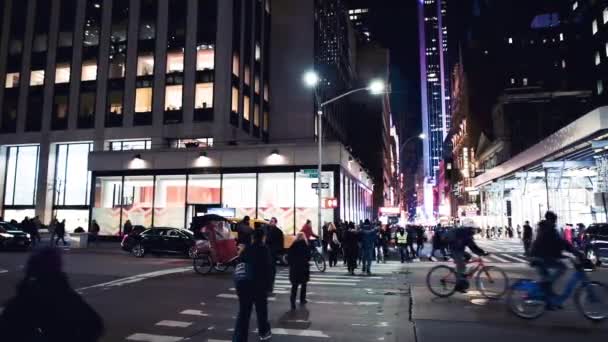 NEW YORK CITY, USA - DECEMBER 7, 2018: Avenue of the America met mensen en verkeer 's nachts, Manhattan, New York City, USA, slow motion — Stockvideo