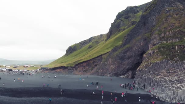 Reynisfjara Black Beach, Islanda meridionale nella stagione estiva, vista aerea — Video Stock