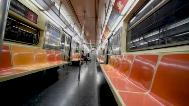 NEW YORK CITY - 2018 ARALIK: Gece metro istasyonuna gelen tren, iç mekan manzaralı — Stok video