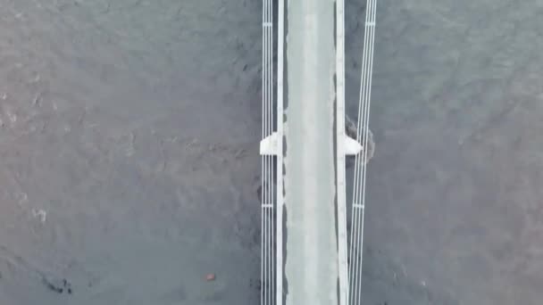 Vista aérea del río y el puente en Islandia en un día nublado de verano — Vídeo de stock