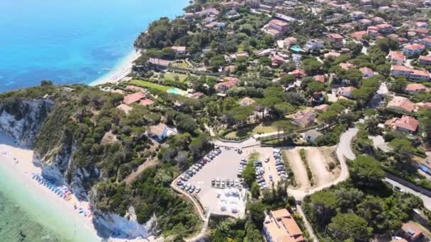 イタリアのエルバ島。ポルトフェッラーリオ近くのカポ・ビアンコ・ビーチのドローンからの素晴らしい下方の空の景色 — ストック動画