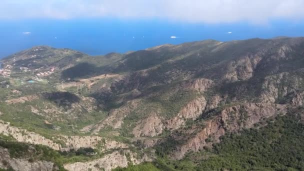 이탈리아의 엘바 섬. 산 과 풍경의 드론으로본 놀라운 공중 경관 — 비디오
