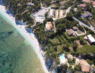 Elba Adası, İtalya. Portoferraio yakınlarındaki Capo Bianco Sahili 'nin insansız hava aracından inanılmaz bir iniş açısı..
