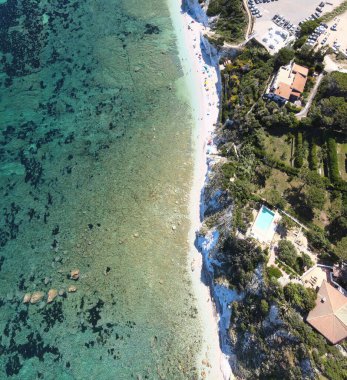 Elba Adası, İtalya. Portoferraio yakınlarındaki Capo Bianco Sahili 'nin insansız hava aracından inanılmaz bir iniş açısı..