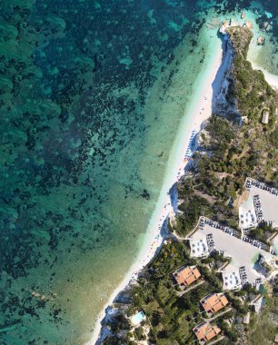 Elba Adası, İtalya. Capo Bianco ve Portoferraio yakınlarındaki Padulella Sahili 'nin insansız hava araçlarından inanılmaz bir iniş açısı..