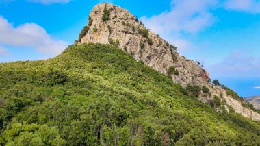 Elba Adası, İtalya. Dağların ve manzaranın insansız hava araçlarından inanılmaz bir manzara..